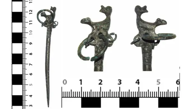 Бронзовая шпилька с птицей