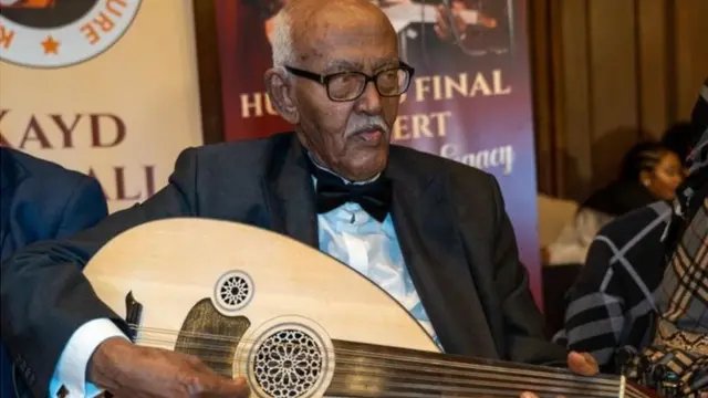 Xudeydi wuxuu ahaa abwaan, heesaa, laxamiiste