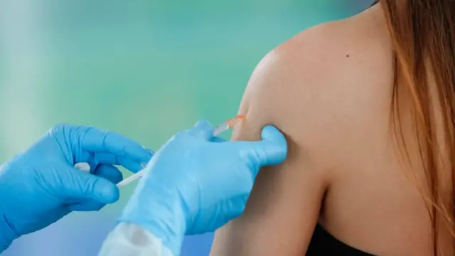 คนฉีดวัคซีน