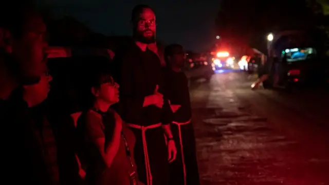 Religiosos da Arquidiocesecornelius slotSan Antonio no local onde foi encontrado caminhão com corpos