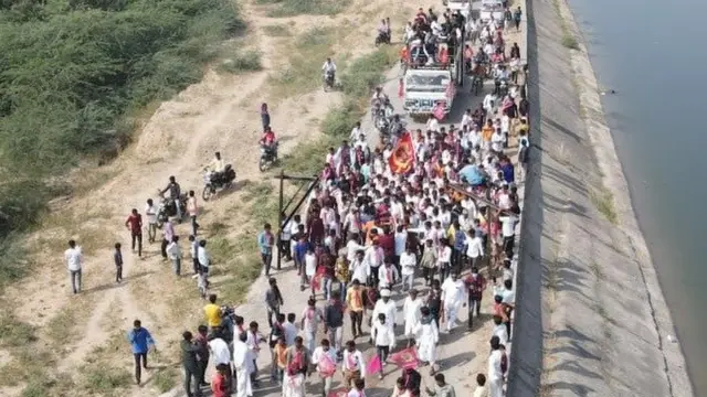 અલ્પેશ ઠાકોરે બનાસકાંઠા જિલ્લાના દિયોદરથી ટોટાણા ગામ સુધી આશરે 34 કિલોમીટરની પદયાત્રા કરી હતી.