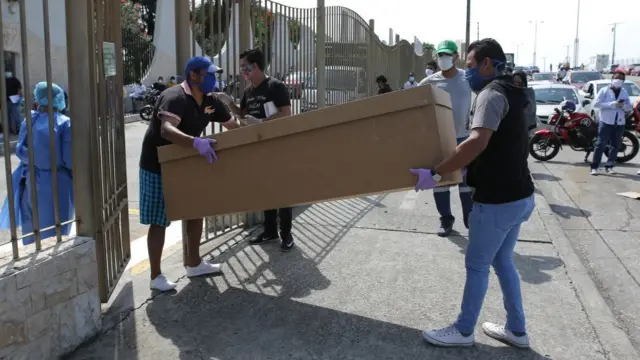 Traslado de féretros en Ecuador.