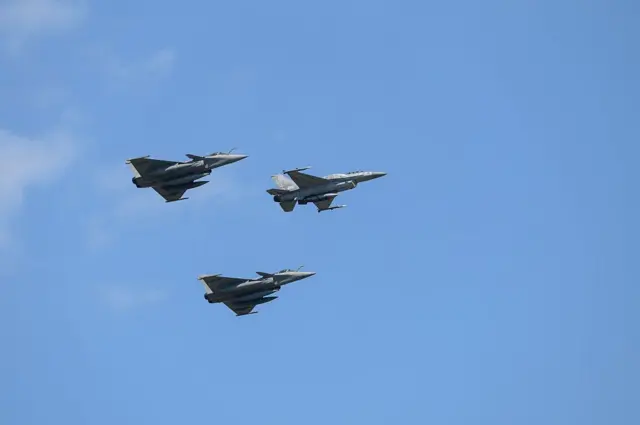 Tres cazas polacos vuelan en formación en un día despejado. 