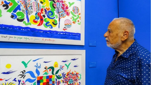 Wani mutum na kallon zane-zane