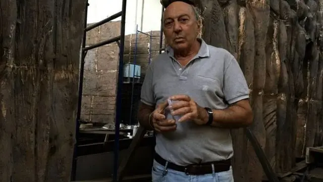 俄罗斯著名雕塑家格奥尔基·弗兰古梁说，"这不是一般的具象派的艺术，它表现的是情感，是恐惧和忧虑。