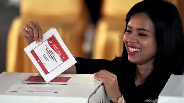 ఇండోనేసియాలో ఓటు వేస్తున్న మహిళ