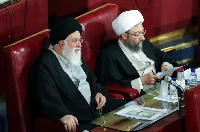 اية الله احمد علم الهدى (يسار) مع وزير الاستخبارات سيد علوي خلال اجتماع مجلس الخبراء