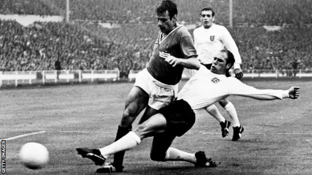 Реј Вилсон (десно)