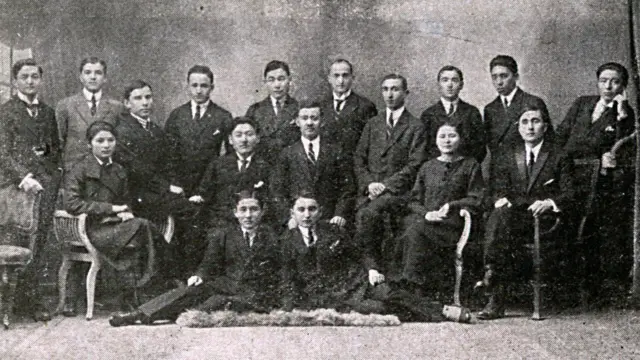 Германияда таълим олган Марям ватанда уни сургунлар кутаётганини билмасди (ўтирганлар орасида ўнгдан иккинчи)