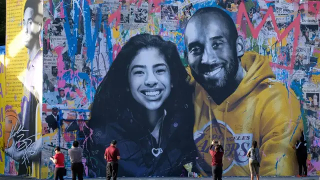 Un mural de Kobe Bryant junto a su hija Gianna.
