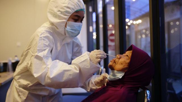 印尼雅加达苏加诺—哈达国际机场防疫人员为抵达旅客采样检测2019新冠病毒（24/12/2020）
