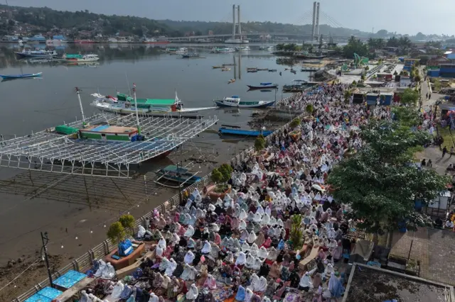  salat Idulfitri di RTH Papalimba Puday, Kota Kendari, Sulawesi Tenggara, Sabtu (21/03). 