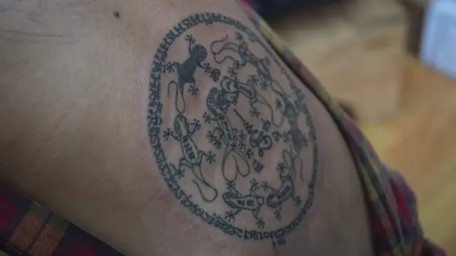 ยันต์จิ้งจกเก้าตัว ที่สักเสร็จแล้วบนแผ่นหลังของหญิงคนหนึ่ง