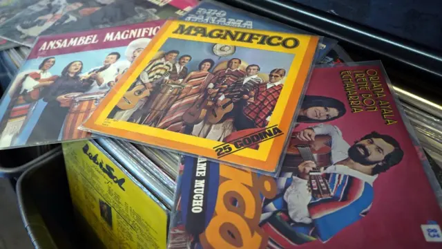 Discos del género Yu-Mex.
