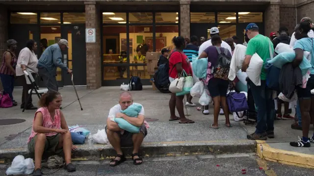 မုန်တိုင်းရှောင်သူ