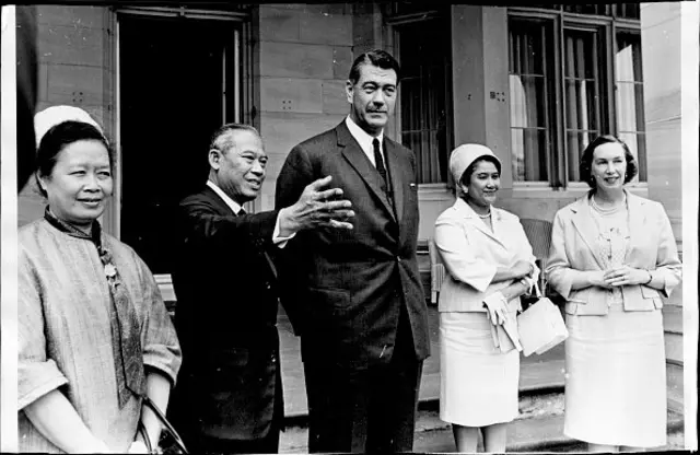 จอมพล ถนอม กิตติขจร นายกรัฐมนตรีและรัฐมนตรีว่าการกระทรวงกลาโหมของไทยในขณะนั้น เข้าเยี่ยม เซอร์โรเดน คัตเลอร์ ผู้ว่าการรัฐนิวเซาท์เวลส์ ของออสเตรเลีย