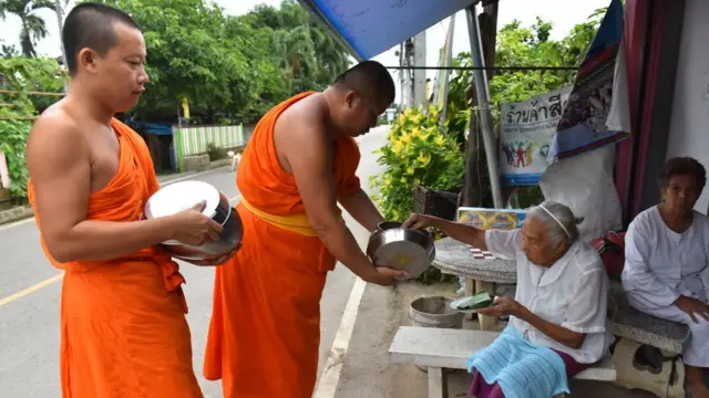 ใส่บาตร