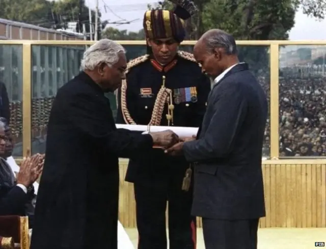 तत्कालीन राष्ट्रपती के. आर. नारायणन यांच्याकडून परमवीर चक्र पुरस्कार स्वीकारताना कॅप्टन मनोज पांडे यांचे वडील