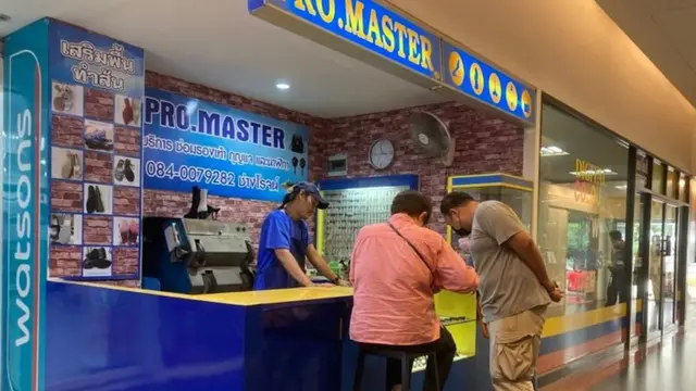 Một hàng chữa khóa và giày ở tòa nhà văn phòng Maneeya, trung tâm Bangkok