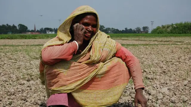 মোবাইল ফোনে কথ বলছেন এক নারী।