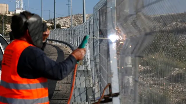 Tareas de mantenimiento en la valla