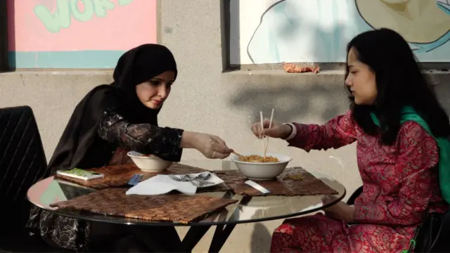 رمیزہ (دائیں) اور طوبیٰ (بائیں)