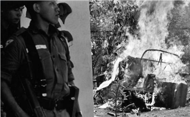 Sejumlah serdadu, tak jauh dari rongsokan sebuah mobil yang terbakar di hari-hari awal oktober 1965, menyusul gagalnya G30S.