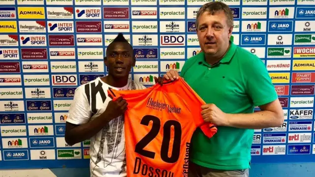 L'international Béninois Jodel Dossou lors de sa signature de son contrat