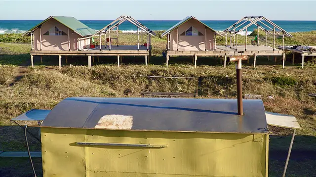 Surferski kamp izgrađen je u tundri, ovde rastu retke biljke. Ekolozi se plaše da ih turisti ne mogu uništiti