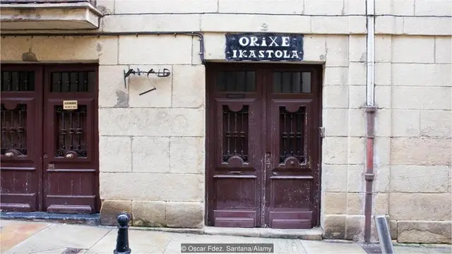 弗朗西斯科·弗朗哥禁止使用巴斯克語,因此人們建立巴斯克語學校秘密教授巴斯克語。