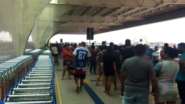 Pessoas fazem filapré aposta esportecaixas eletrônicos do aeroportopré aposta esporteMacapá