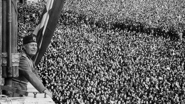 Benito Mussolini observa apoiadores do fascismo italiano