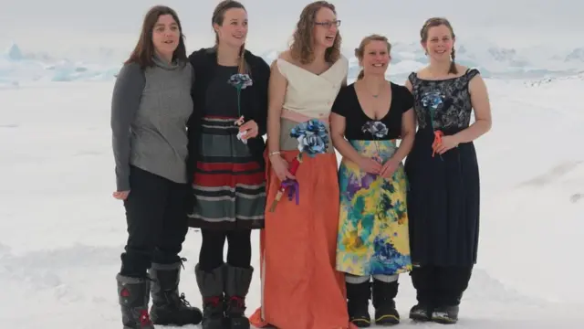 Невеста с подругами на льду