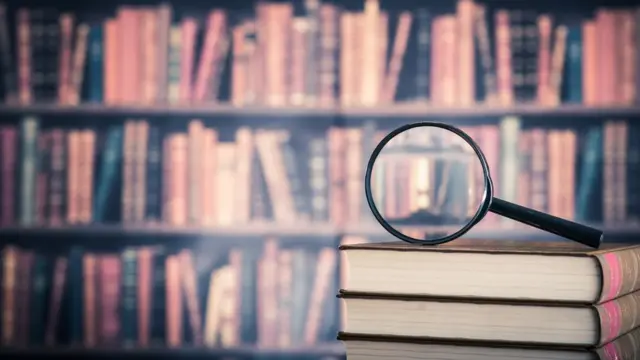 Libros y lupa