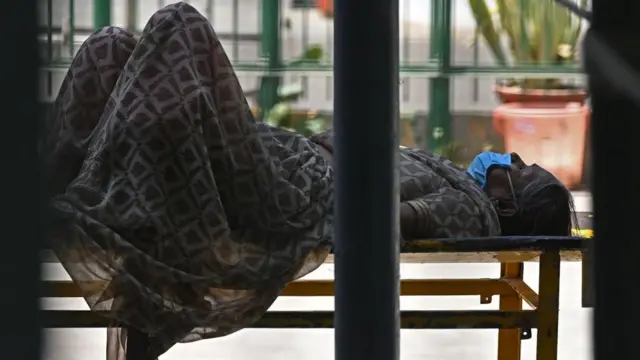 হাসপাতালে বেড না-পেয়ে বাইরে স্ট্রেচারে শুয়েই কাতরাচ্ছেন রোগীরা