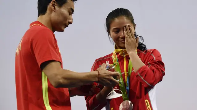 Saltadora chinesa chorou e demorou a sorrir quando o namorado a pediusite de apostas futebol que da dinheiro para começarcasamento