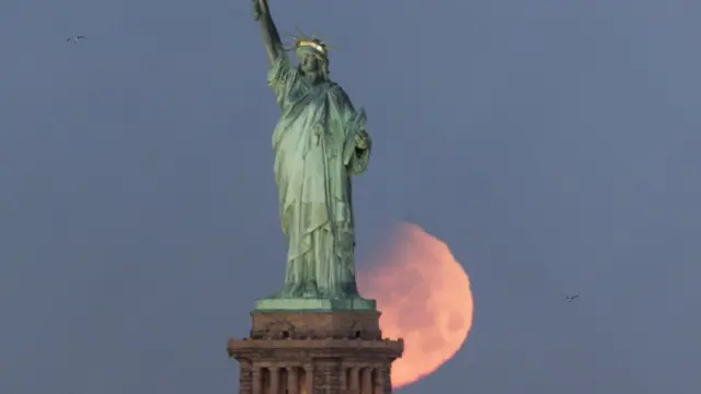 Eclipse da superlua azul atrás da Estátua da Liberdade