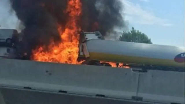 Ọkọ epo kan to jona