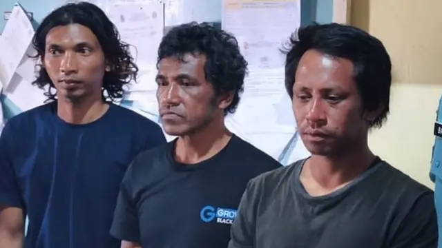Tiga nelayan Indonesia setelah diselamatkan.