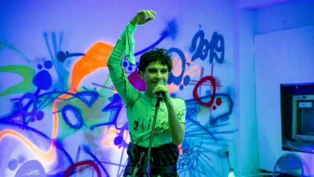 Августин выступает на вечеринке открытия фестиваля "Чёрное пальто"