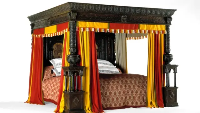 В "Двенадцатой ночи" упоминается знаменитая "уэрская кровать" размером 3,38 на 3,26 метра