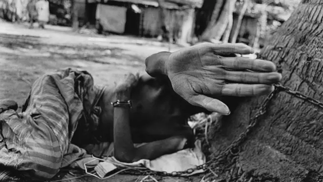 বাংলাদেশে মানসিক রোগীকে প্রায়শই চেইন দিয়ে বেধে রাখা হয়।