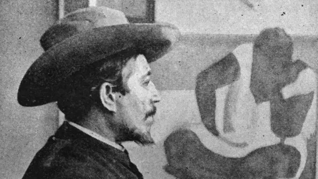 Gauguin mirando su obra