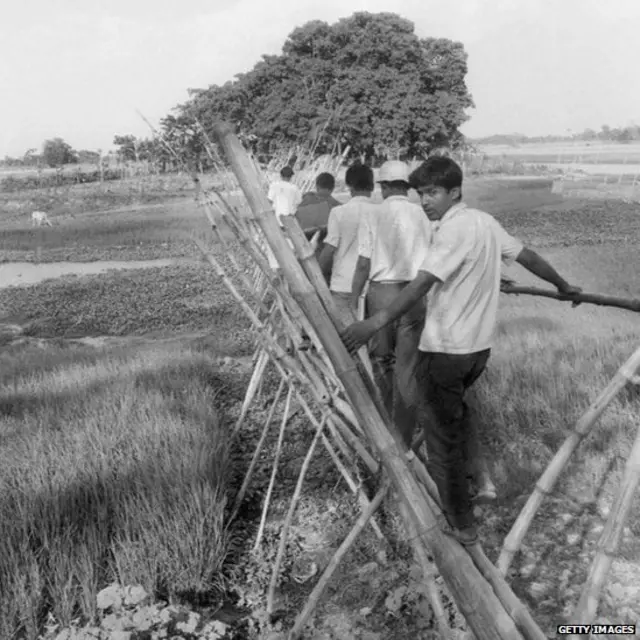 ਬੰਗਲਾਦੇਸ਼ ਵਿੱਚ ਬਾਂਸ ਦੇ ਪੁਲ ਰਾਹੀਂ ਜਾਂਦੇ ਹੋਏ ਲੋਕ