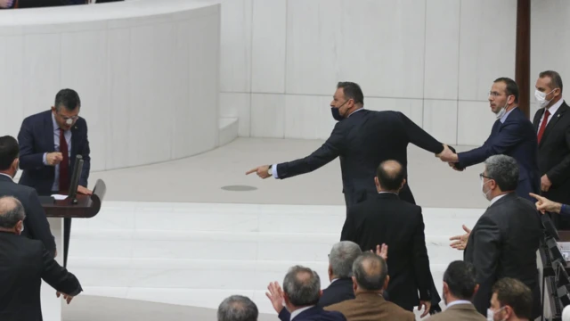 Alpay Özalan, kürsüde konuşmasını yapan Özgür Özel'in üzerine yürüdü