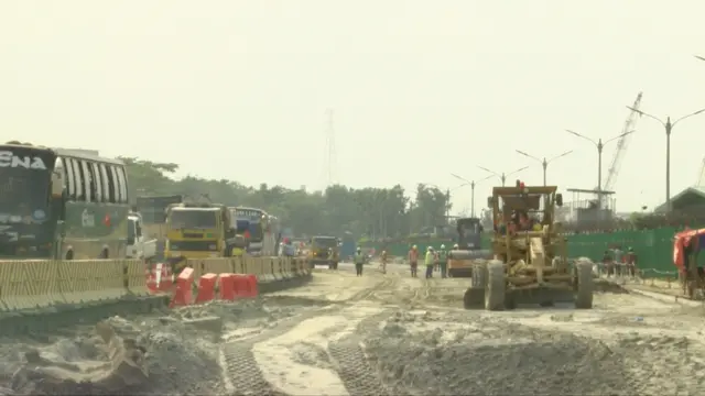 চার লেনের সংযোগ সড়কের কাজ চলায় মেঘনা সেতুতে গাড়ি প্রবেশ ও বের হওয়ার রাস্তা সংকুচিত হয়ে গেছে। ফলে তৈরি হয়েছে দীর্ঘ যানজট।