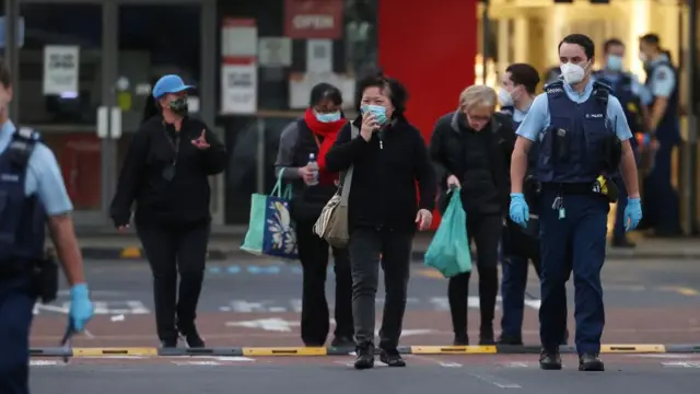 La policía escolta a algunas personas para que abandonen el supermercado tras el ataque