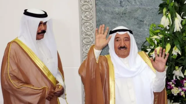 شیخ احمد صباح (راست) در کنار شیخ نواف در عکسی از سال ۲۰۱۱