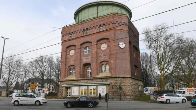 مركز إيسينر تافيل في المدينة