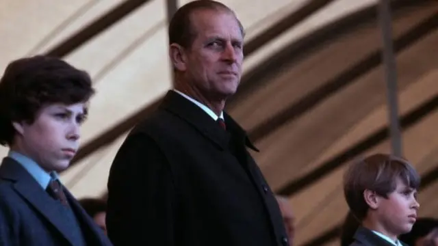 الأمير أندرو (اليمين) مع والده الأمير فيليب وشقيقه الأمير تشارلز في صورة تعود لعام 1970